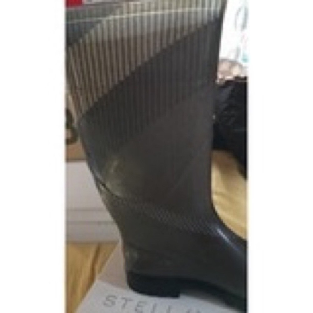 SOLD!!!!!!!      Welling Boots Burberry
